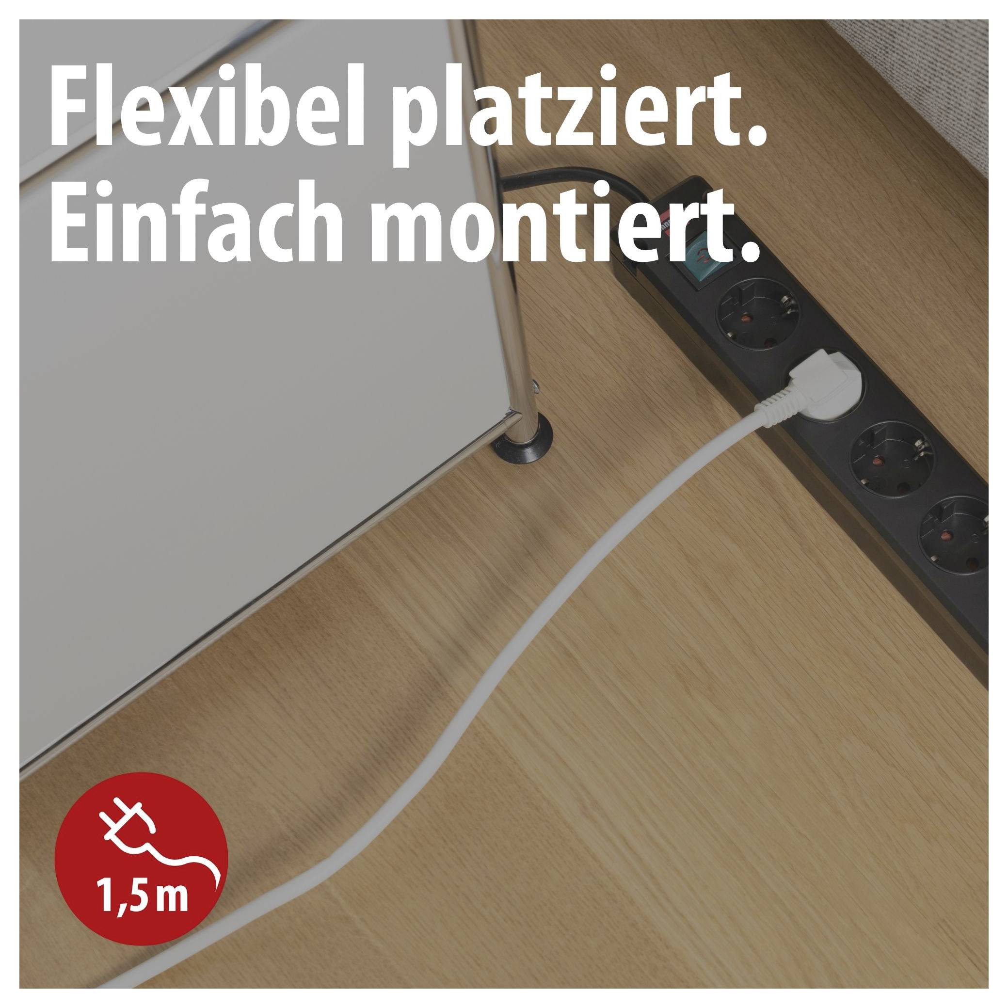 Steckdosenleiste unter dem Tisch mit angeschlossenem Kabel; Text: 'Flexibel platziert. Einfach montiert.' und '1,5 m'.