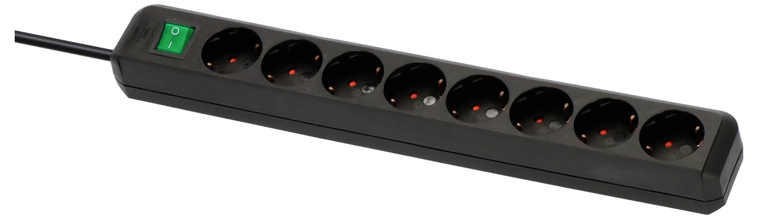 Schwarze Steckerleiste mit acht runden Steckdosen und einem grünen Ein-/Ausschalter, abgebildet mit einem eingestecktem Kabel.
