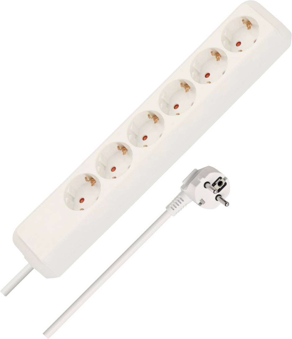 Weiße Steckdosenleiste mit sechs Steckdosen, angebrachtem europäischem Stecker und Kabel auf schlicht weißem Hintergrund.