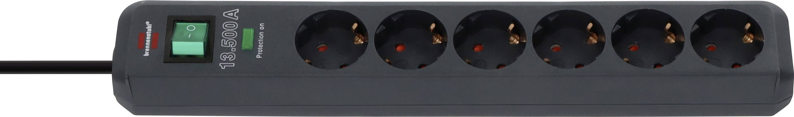 Schwarze Steckerleiste mit sieben Steckdosen und grünem Ein-/Aus-Schalter, dargestellt mit angestecktem Kabel.