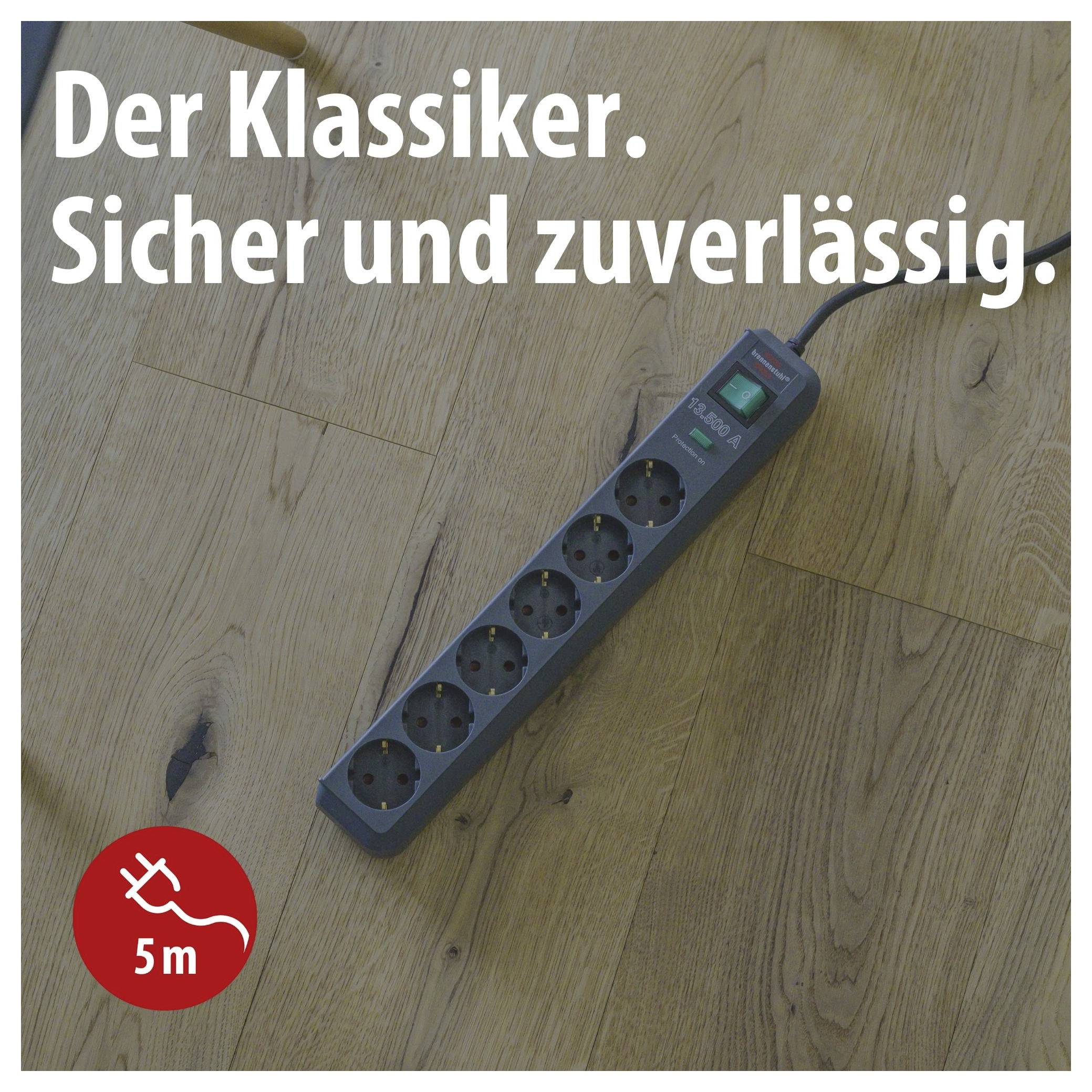 Mehrfachsteckdose auf Holzboden mit Text 'Der Klassiker. Sicher und zuverlässig.' und Hinweis '5 m' für das Kabel.