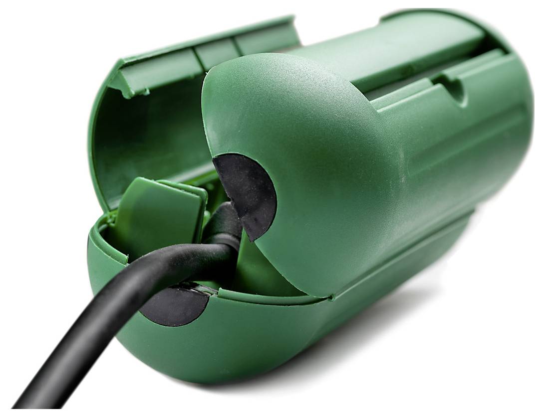 Grüne Kunststoffkabelschutz-/Klemme, die ein schwarzes Kabel sichert, gezeigt in offener Position mit dem Kabel, das hindurchführt.