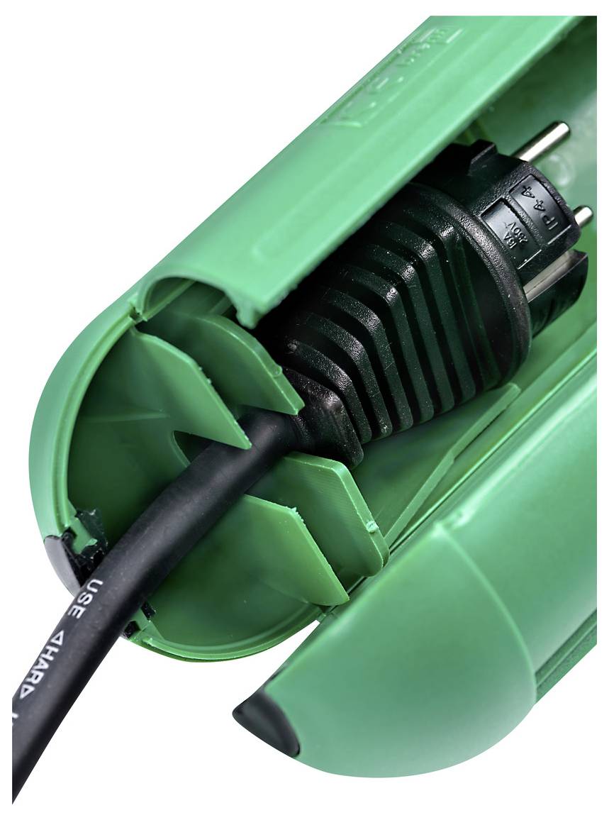 Nahaufnahme eines schwarzen Stromsteckers und Kabels, das auf einer grünen Kabelrolle gelagert ist.