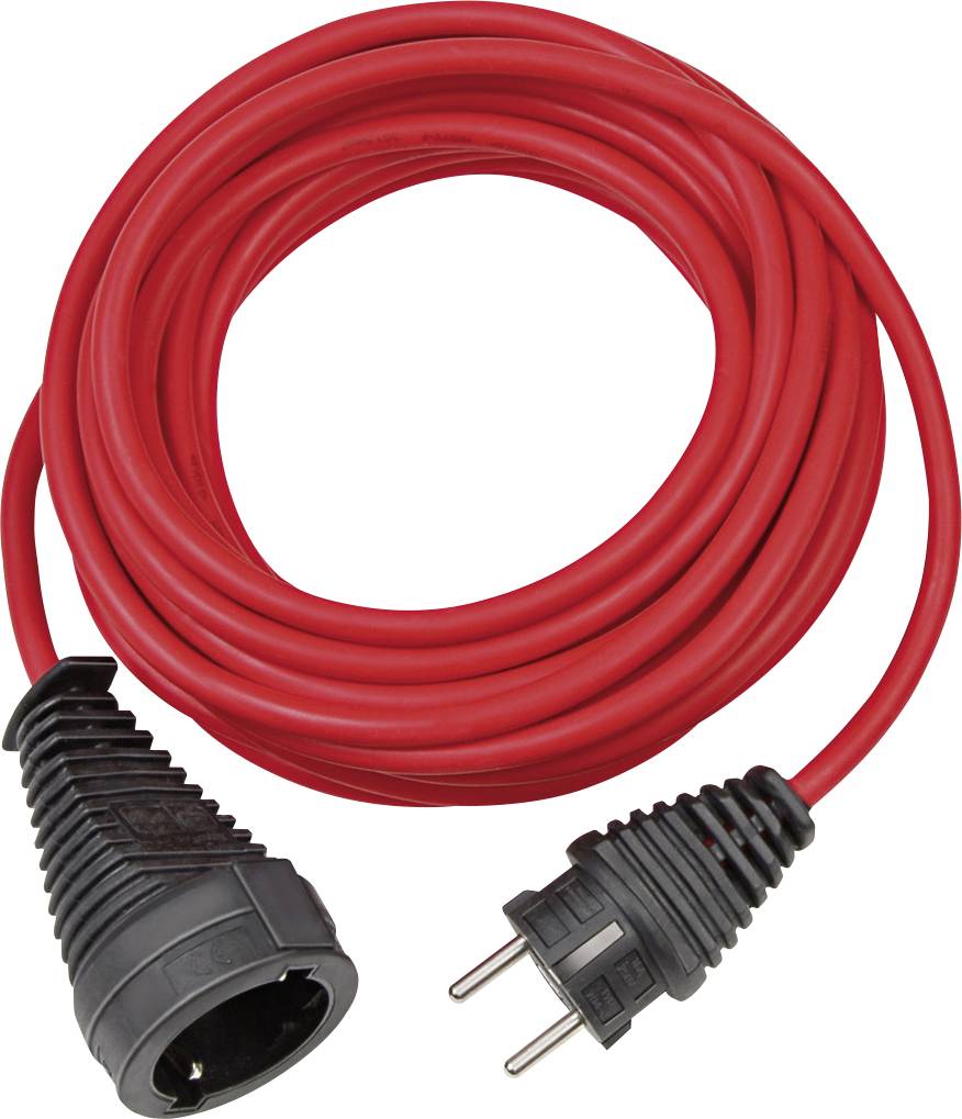 Aufgerolltes rotes Verlängerungskabel mit schwarzem geerdeten Stecker und Buchse auf weißem Hintergrund.