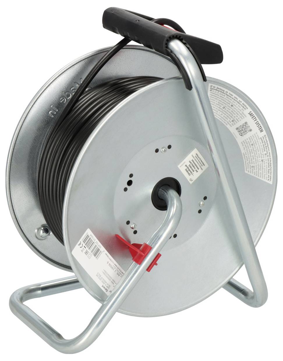 Eine Metallkabelrolle mit schwarzem aufgewickeltem Kabel und Tragegriff auf einem Gestell, vor weißem Hintergrund dargestellt.