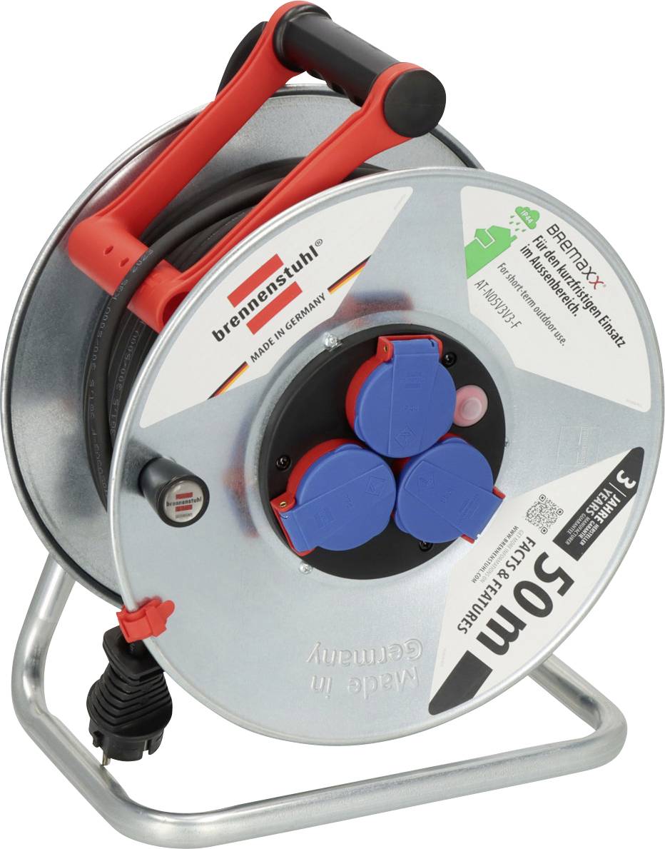 50m Brennenstuhl Kabelrolle auf Metallständer mit rotem Tragegriff und blauen Steckdosen zum Betreiben von Werkzeugen im Freien oder auf der Baustelle