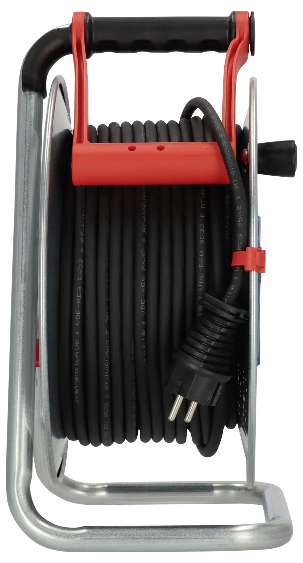 Ein aufgewickeltes schwarzes Stromkabel auf einer Metallrolle mit Griff, mit einem Stecker an einem Ende. Der Griff ist rot und schwarz.