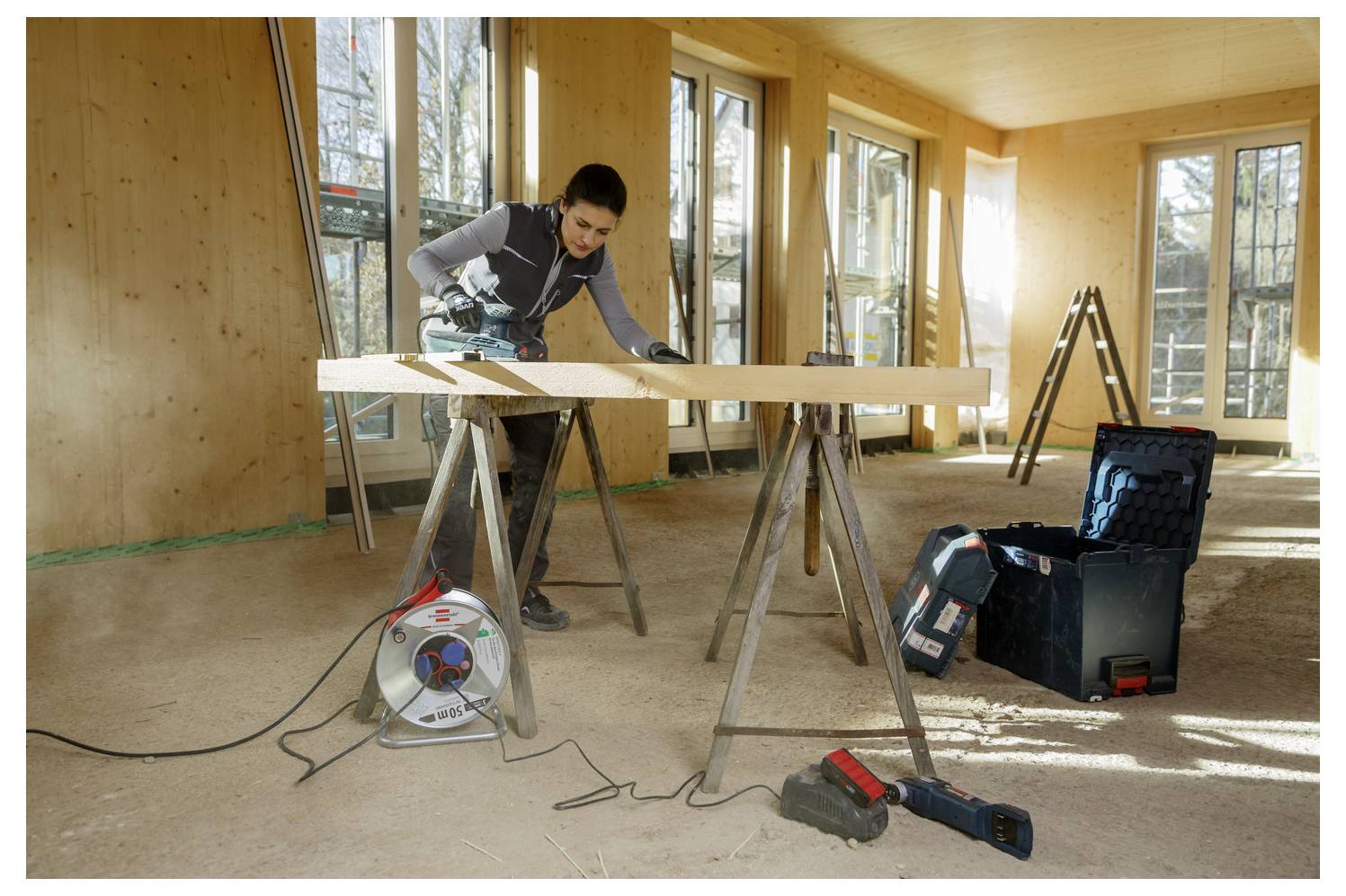 Ein schwarzes Smartphone mit drei auf der Rückseite vertikal angeordneten Kameras und einem Blitzgerät. Das Gerät hat ein elegantes, minimalistisches Design.