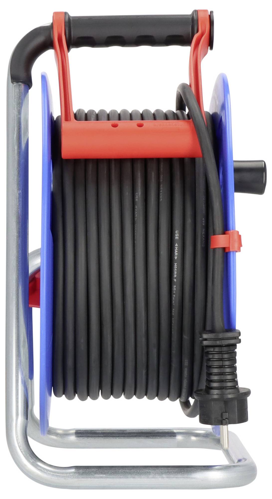 Nahaufnahme eines Schlauchtrommelwagens mit einer aufgewickelten schwarzen Schlauchrolle, rotem Griff und blauen Seitenstützen auf einem Metallrahmen.