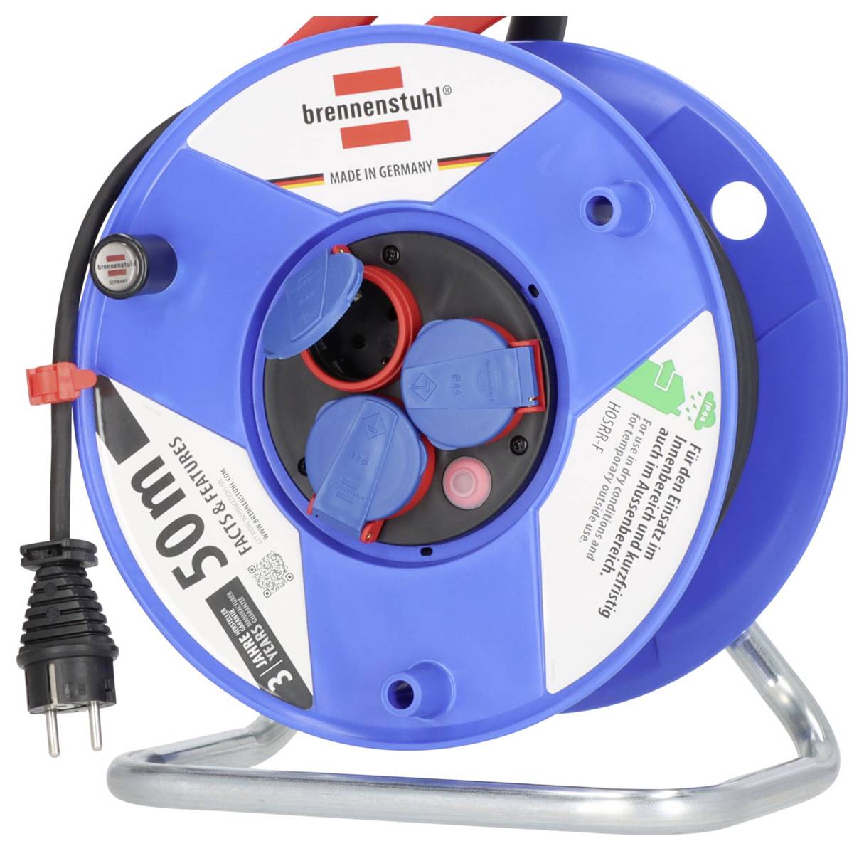 Blaue Brennenstuhl-Kabelrolle auf Metallständer mit drei abgedeckten Steckdosen und angebrachtem Stromstecker, gekennzeichnet mit „Made in Germany
