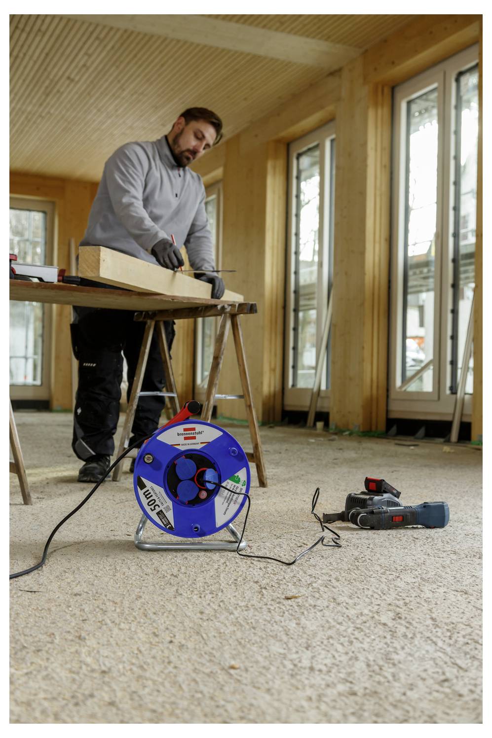 Weißes Smartphone mit drei rückwärtigen Kameras, LED-Blitz und Stifthalter an der Seite, das ein elegantes und minimalistisches Design präsentiert.