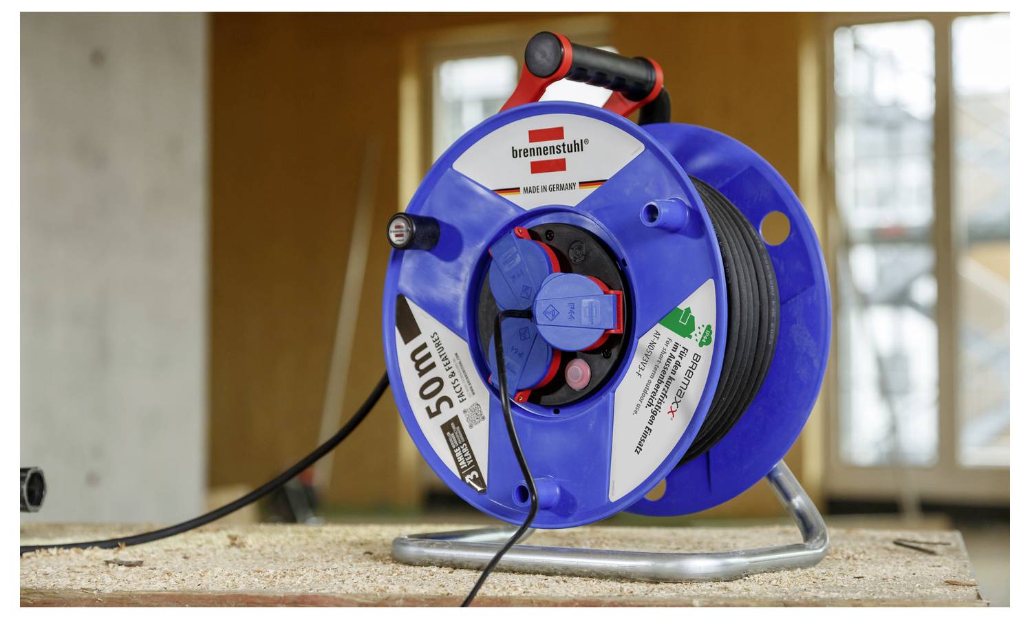 Ein silbernes Smartphone von der Seite betrachtet, das sein schlankes Profil mit drei rückwärtigen Kameraobjektiven zeigt.