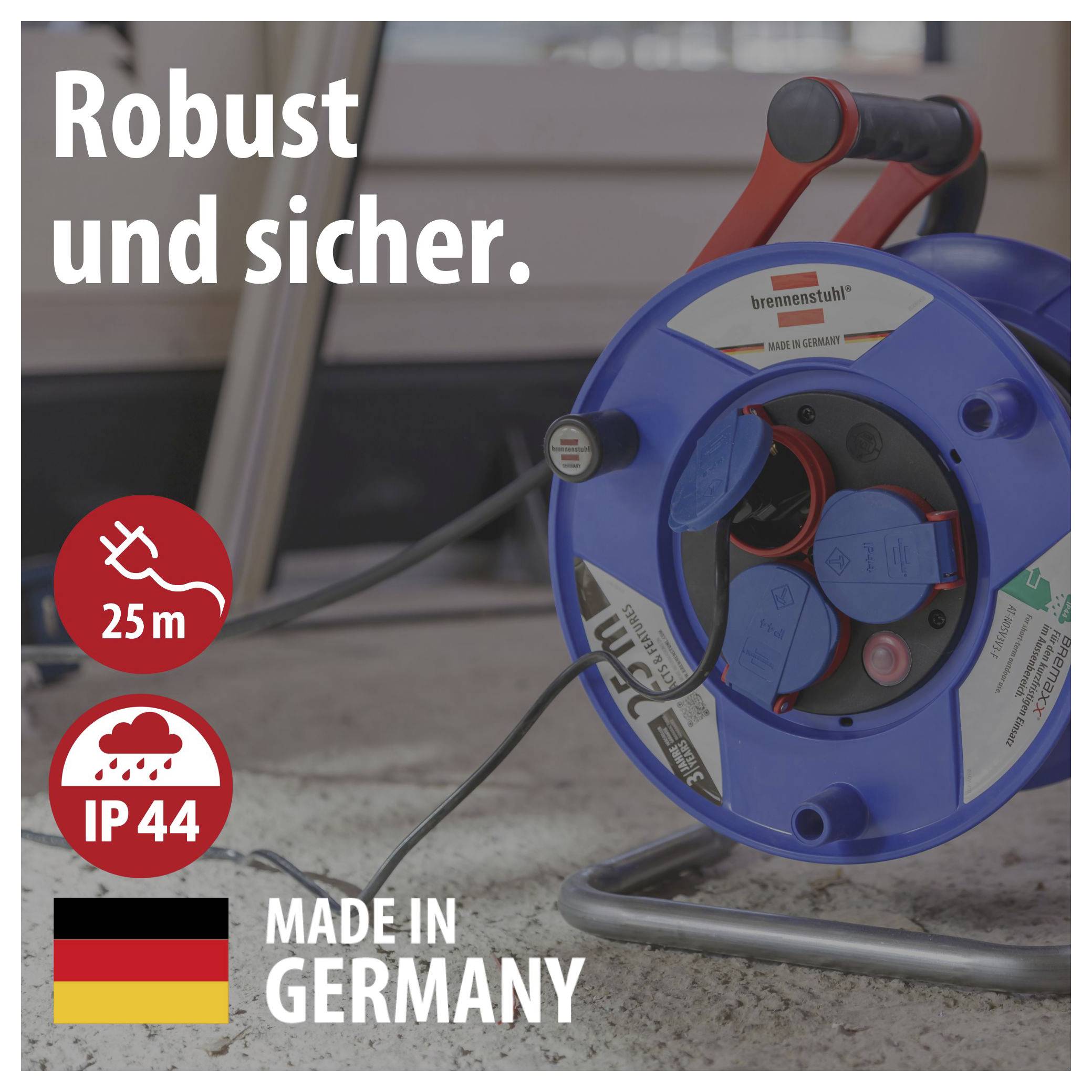 Werbetext einer blauen Kabeltrommel: 'Robust und sicher', 25 m, IP44, 'Made in Germany'.