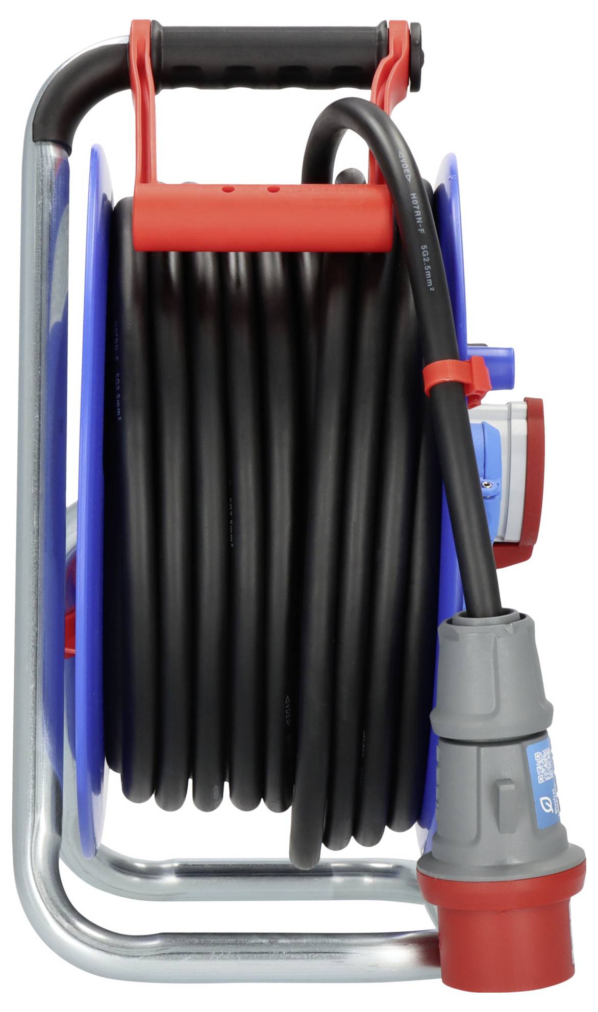 Tragbare Kabelrolle mit aufgewickeltem schwarzem Stromkabel, rot-blauem Rahmen und angestecktem Stecker auf einem Metallständer.