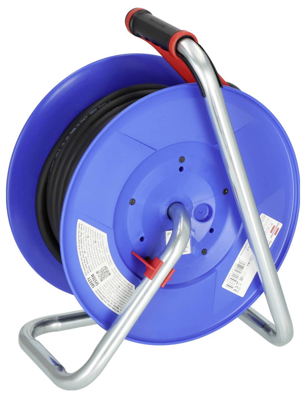 Aufgerollter blauer Schlauch auf einem Metallgestell mit schwarzem Schlauch und rotem Griff, dargestellt vor weißem Hintergrund.