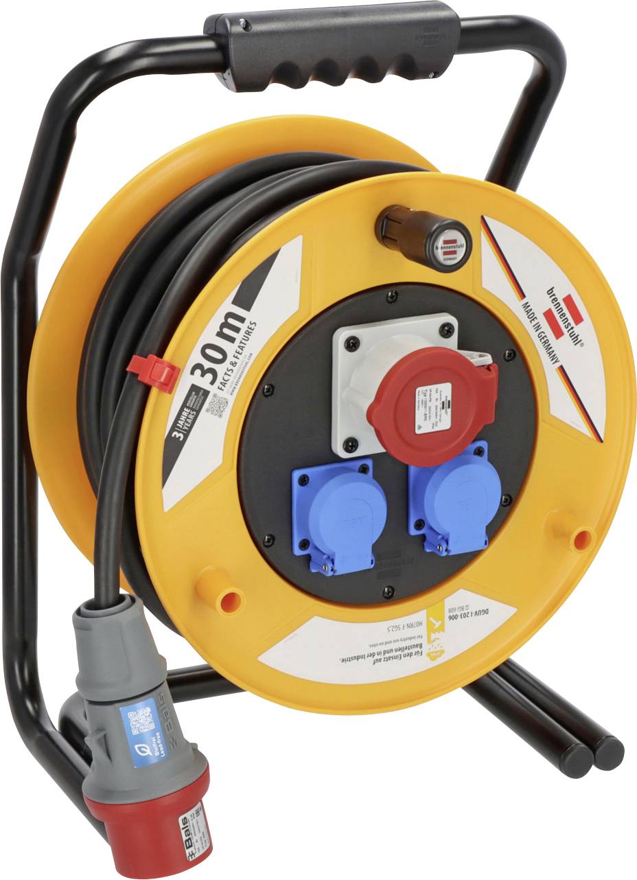 Tragbare Kabelrolle mit orangem Trommeln und schwarzem Rahmen, zeigt drei britische Steckdosen und einen roten Eingangsstecker.