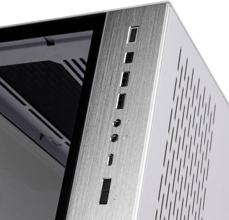 Silbernes Computergehäuse mit mehreren USB-Anschlüssen und Lüftungsschlitzen auf der Seite, teils aus Glas.