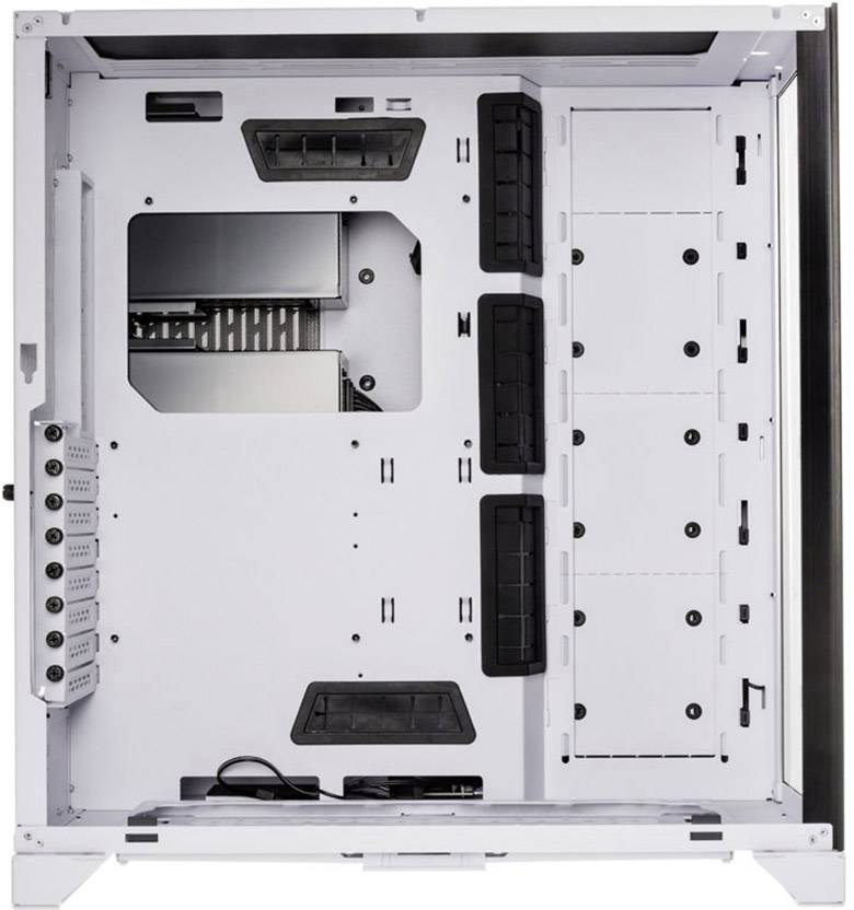 Innenansicht eines Computergehäuses ohne Komponenten. Weiße Wände mit Montagebuchten für Laufwerke und Kabelmanagement-Löchern.