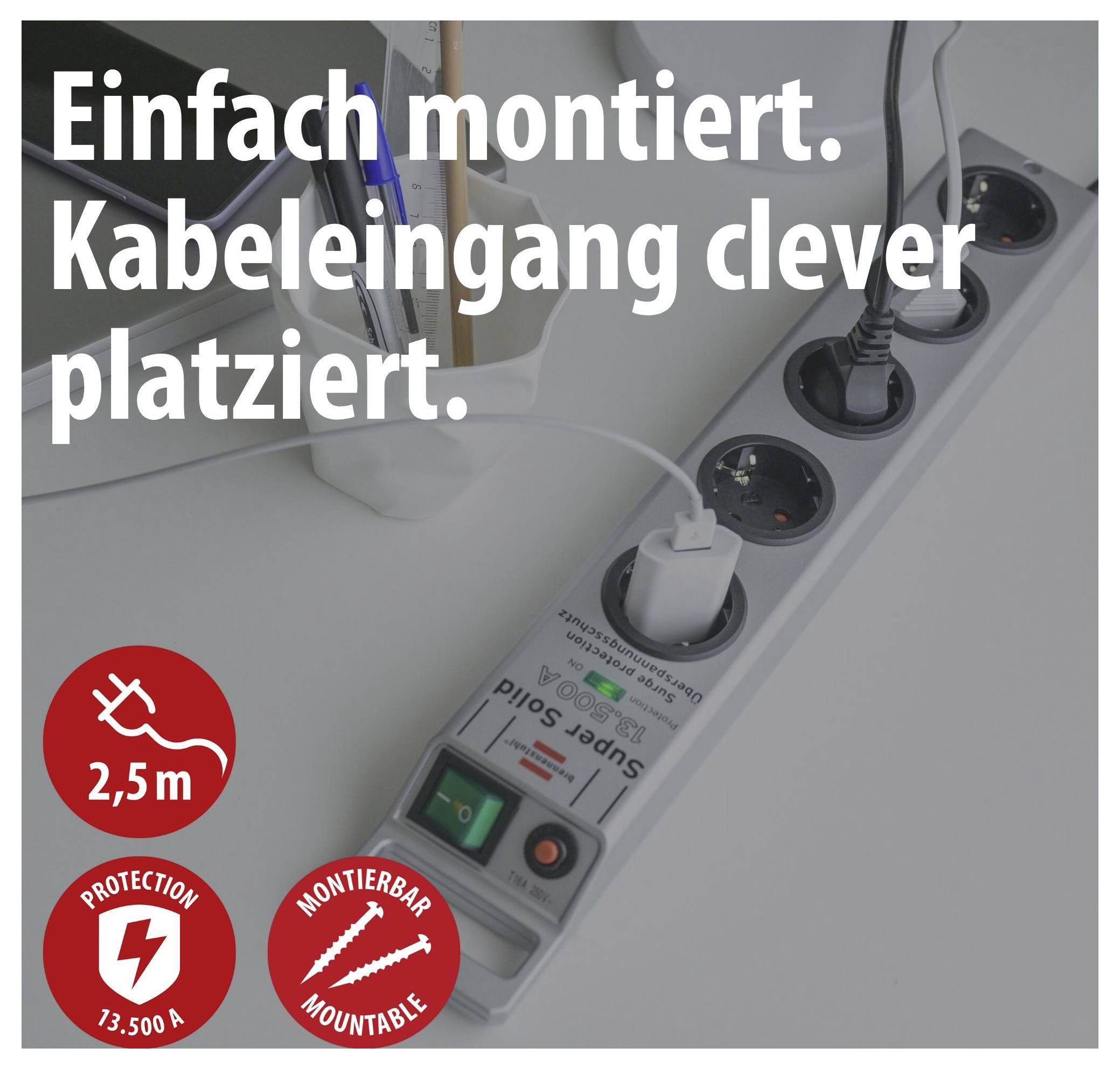 Steckdosenleiste an einem Tisch, Kabel clever seitlich eingesteckt; Text: 'Einfach montiert. Kabeleingang clever platziert.' Mit 2,5 m Kabel und Schutzsymbole.