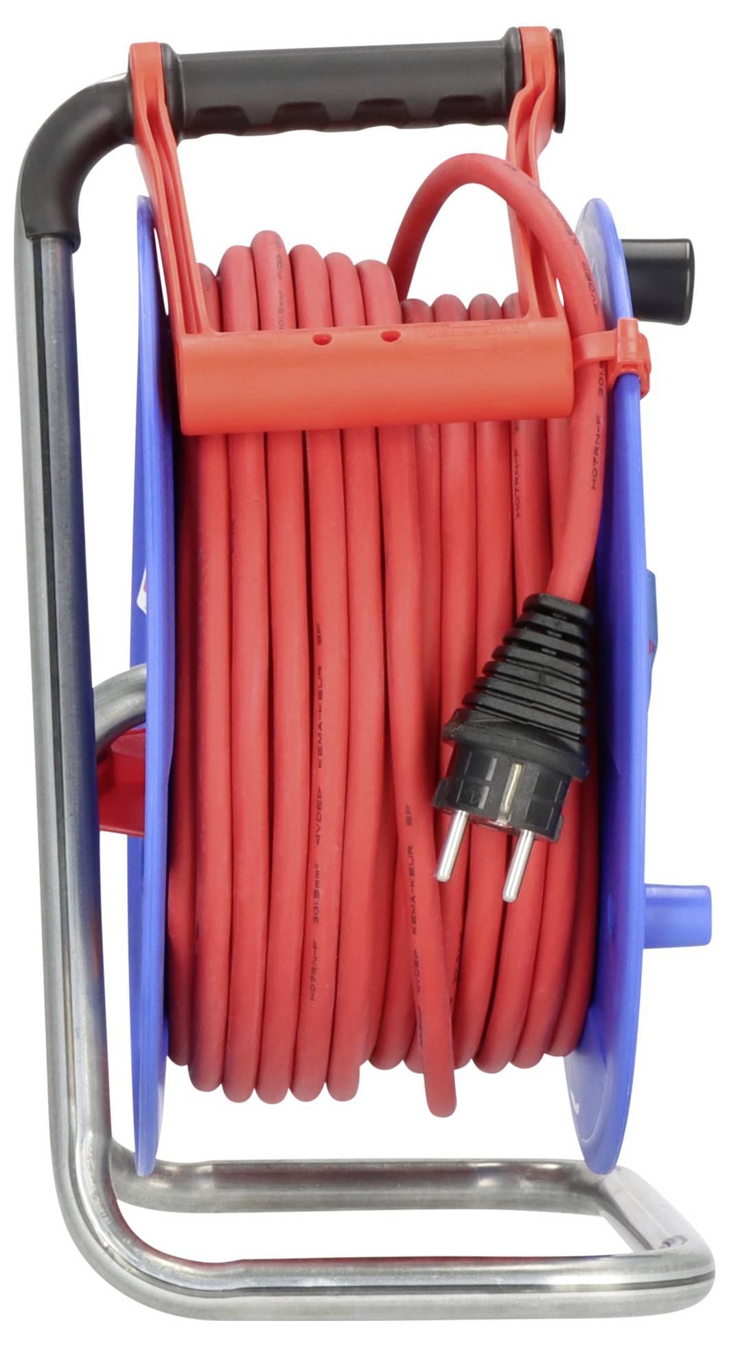 Rotes elektrisches Verlängerungskabel, das auf eine blaue Metallschlauchrolle gewickelt ist, mit einem schwarzen zweipoligen Stecker, der vorne herunterhängt.