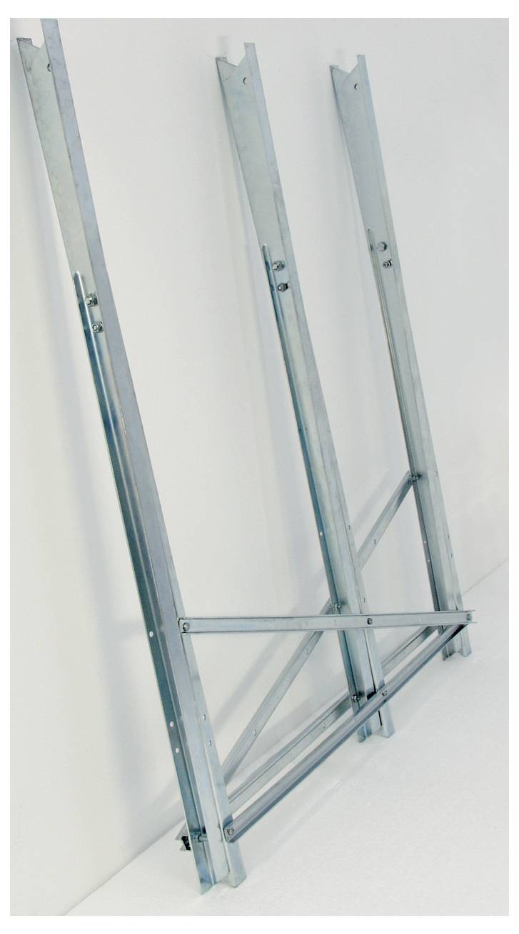 Drei verzinkte Metall-Wandmontageklammern für Klappleitern oder Regalstützen, die an einer weißen Wand lehnen.