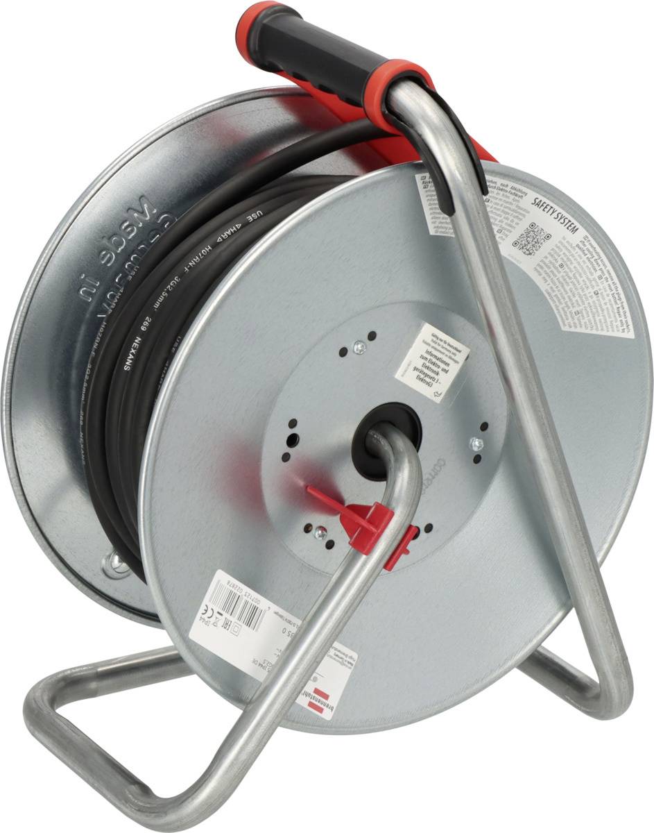 Eine Metallkabeltrommel auf einem Ständer hält eine aufgewickelte schwarze Kabelrolle mit rotem Griff und Verschluss.