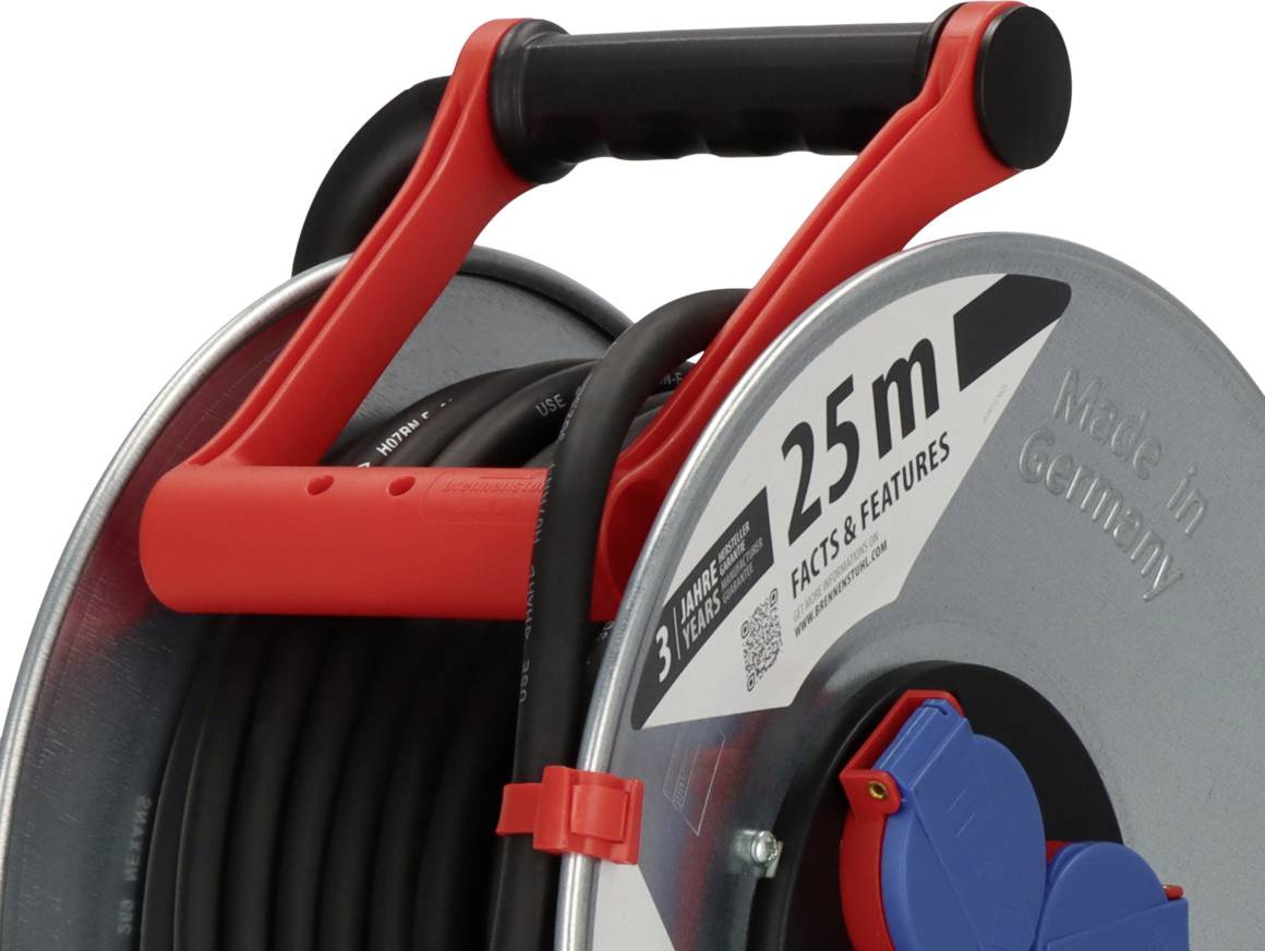 25m Kabeltrommel mit rotem Griff und schwarzem Kabel, gekennzeichnet mit 'Made in Germany' und '3 JAHRE'.