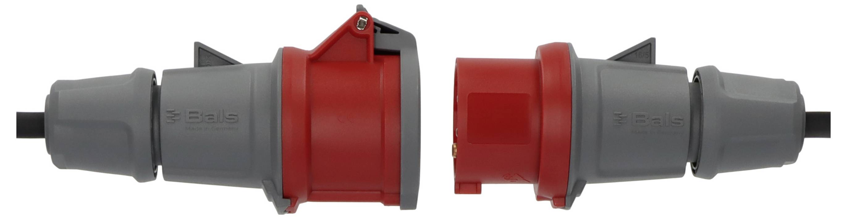 Zwei industrielle Elektrostecker, die sich gegenseitig gegenüberstehen, einer rot und grau und einer grau, nebeneinander auf weißem Hintergrund dargestellt.
