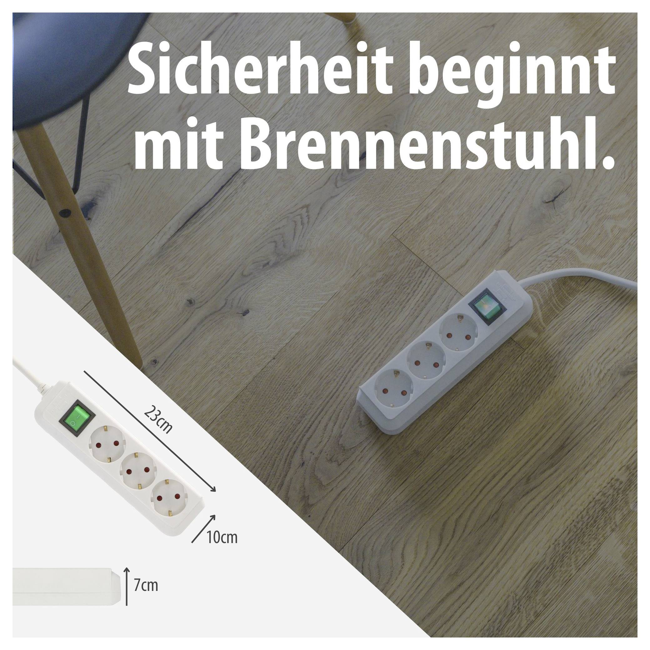 Werbung für eine Steckdosenleiste: weiße Mehrfachsteckdose mit Schalter auf Holzfußboden, Text 'Sicherheit beginnt mit Brennenstuhl.'