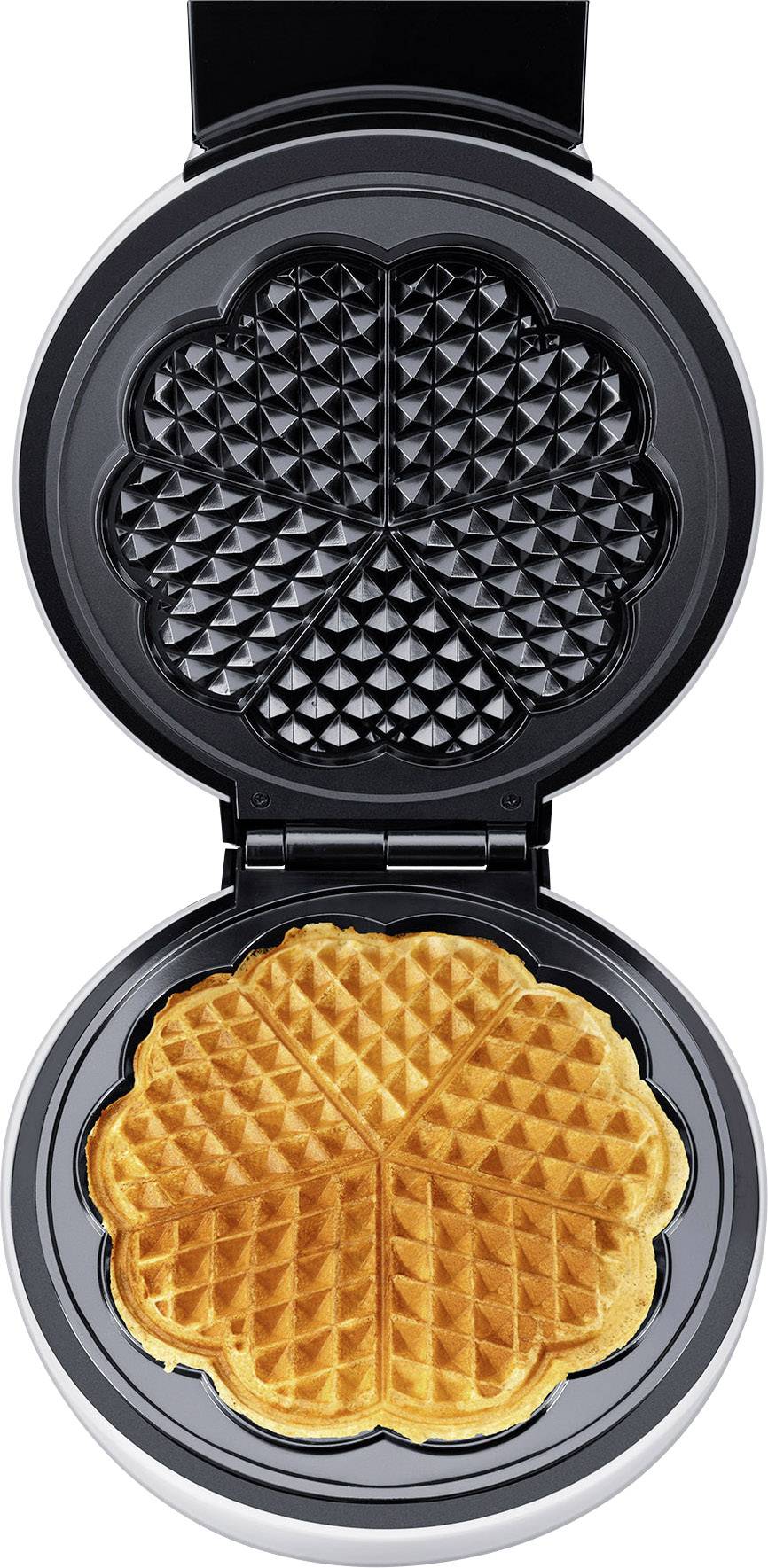 Ein Waffeleisen in Herzform mit frisch gebackener goldbrauner Waffel im Inneren.