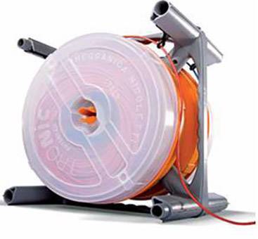 Eine Spule mit leuchtend orangefarbenem Kabel, montiert auf einem grau-schwarzen Gestell, bereit für den Einsatz oder die Lagerung.