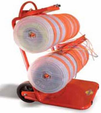 Ein roter Wagen mit zwei großen, horizontal gestapelten, transparenten Schlauchtrommeln mit orangefarbenen Schläuchen.