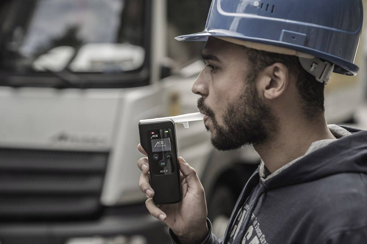 ACE Y Alkoholtester Schwarz 0 bis 5 ‰ inkl. Display