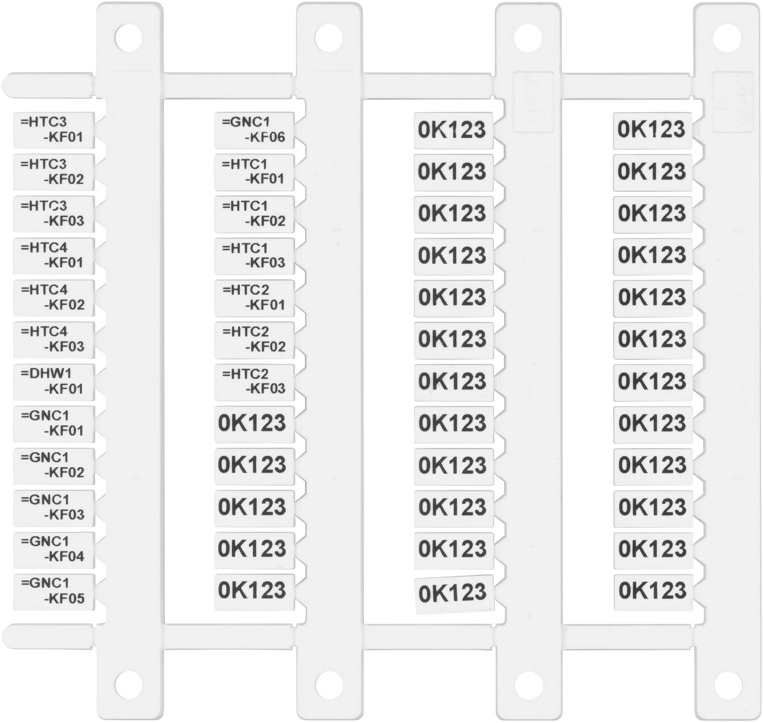 Ein weißes Kunststoff-Nummernschild mit der Aufschrift '0K123' in mehreren Reihen auf drei vertikalen Streifen mit weiteren Codes links.