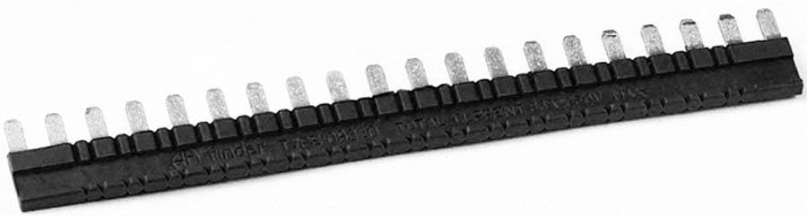 Eine schwarze Steckerleiste mit mehreren Stiften in einer Reihe, verwendet für elektronische Verbindungen.