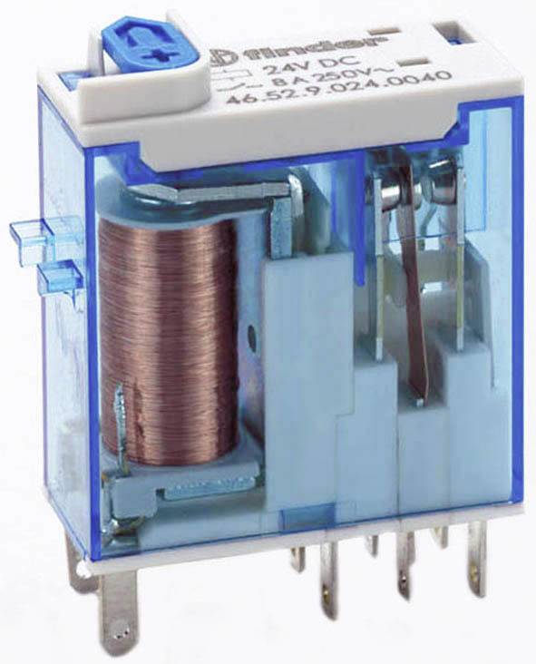 Ein blaues Elektromagnet-Relais mit Kupferwicklung, beschriftet mit '24V DC' und einer Schaltleistung von '8A/250V'.