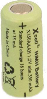 Eine grüne, zylindrische Xcell NiMH-Batterie mit 1,2V und einer Kapazität von 350 mAh, 