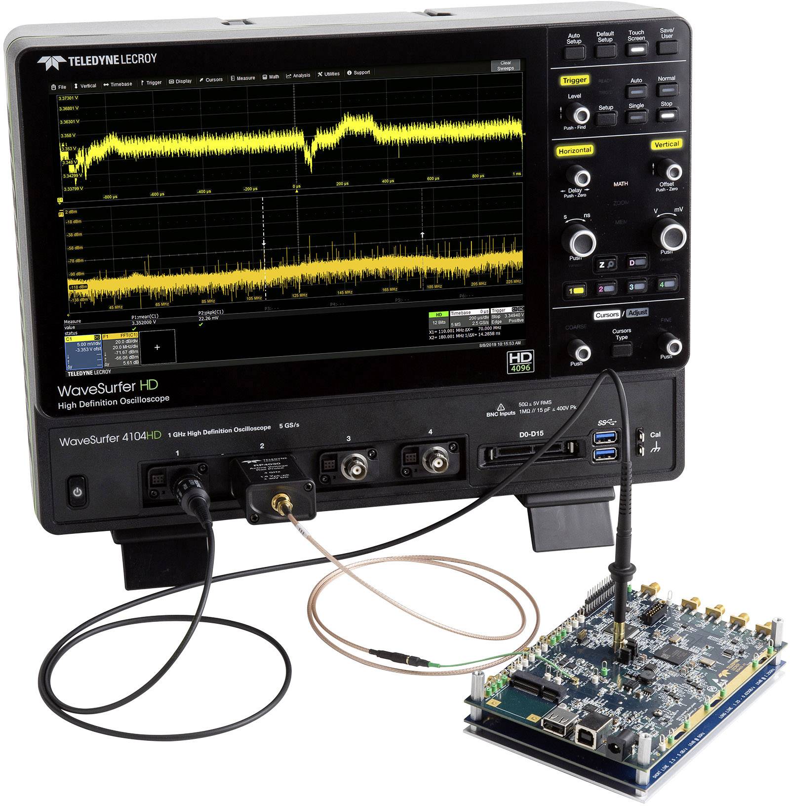 Oszilloskop WaveSurfer HD zeigt eine detaillierte Spannungswellenform auf dem Bildschirm, verbunden mit einer elektronischen Schaltung.