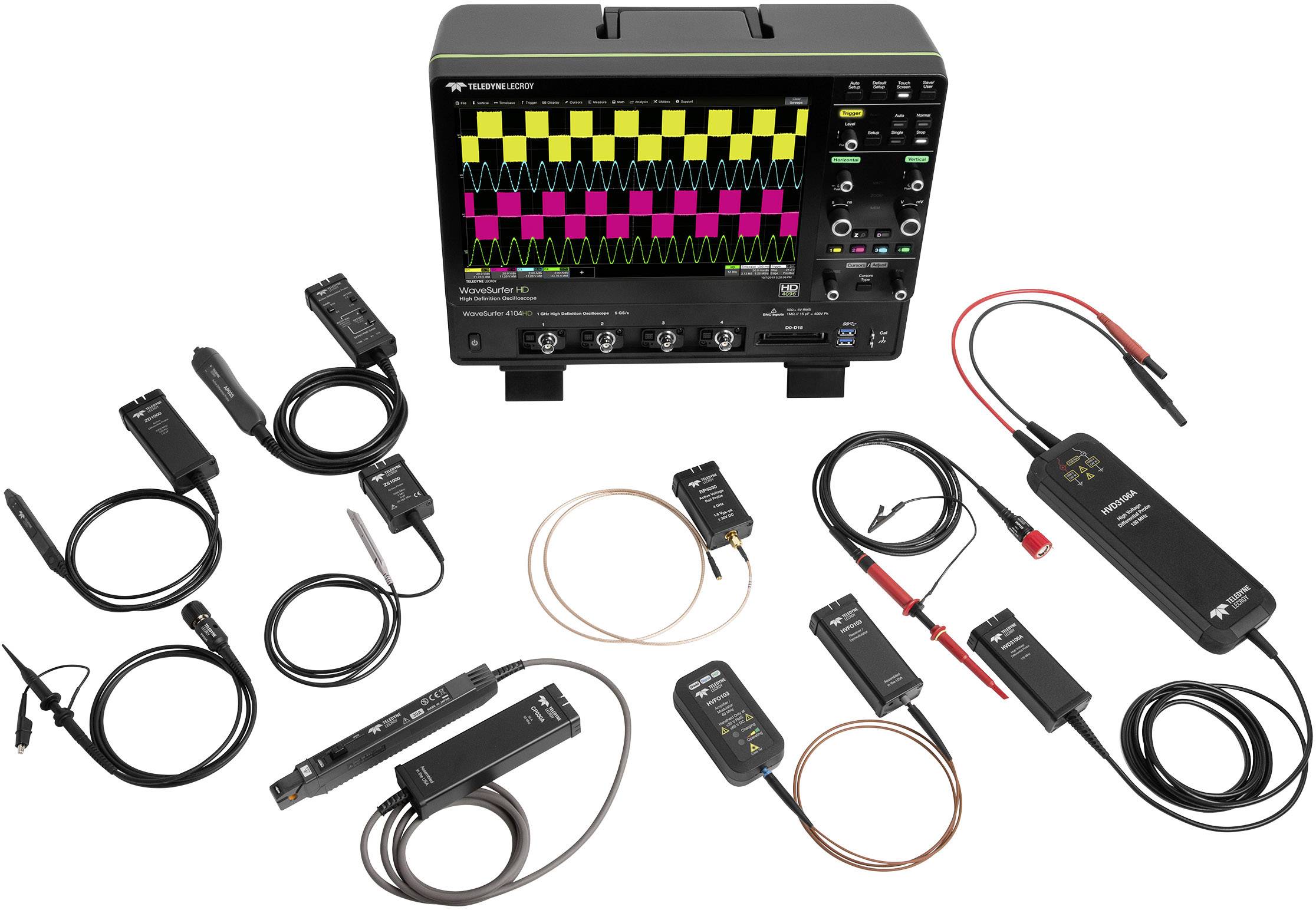 Ein Oszilloskop mit mehreren angeschlossenen Sonden und Zubehörteilen zur elektronischen Messung und Analyse von Signalen.