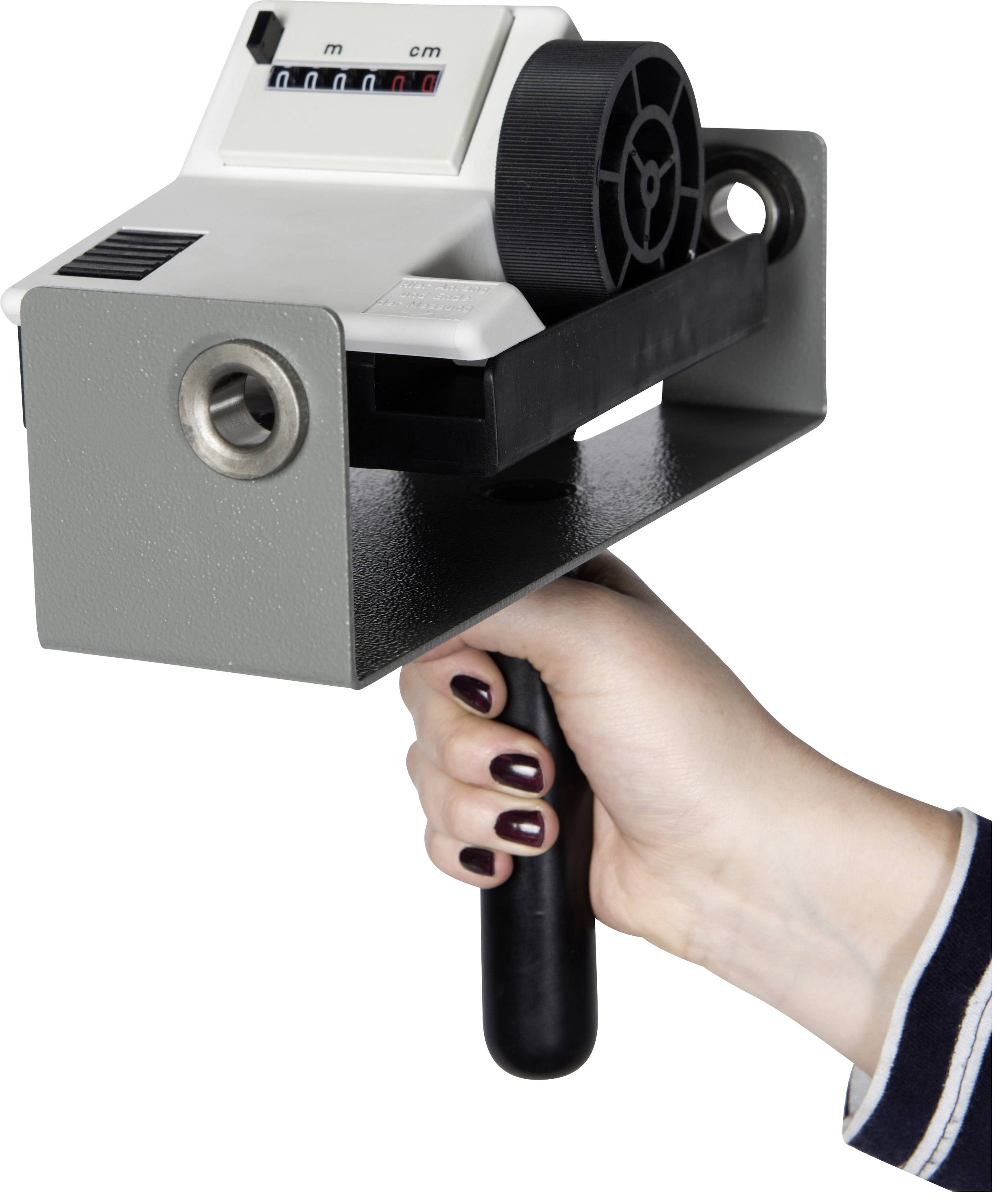 Hand hält Gerät zum Messen der Länge. Zählwerk zeigt Maßeinheiten. Robust gebaut mit ergonomischem Griff.