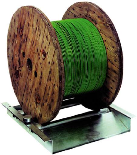 Eine große Holzspule mit grünem Kabel darauf, platziert auf einem Metallgestell.