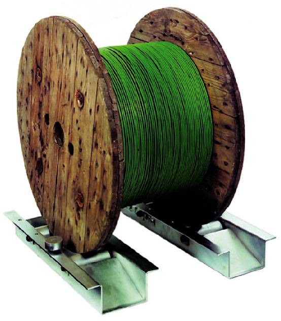 Holztrommel mit grüner Kabelrolle; liegt auf zwei metallischen Stützen.