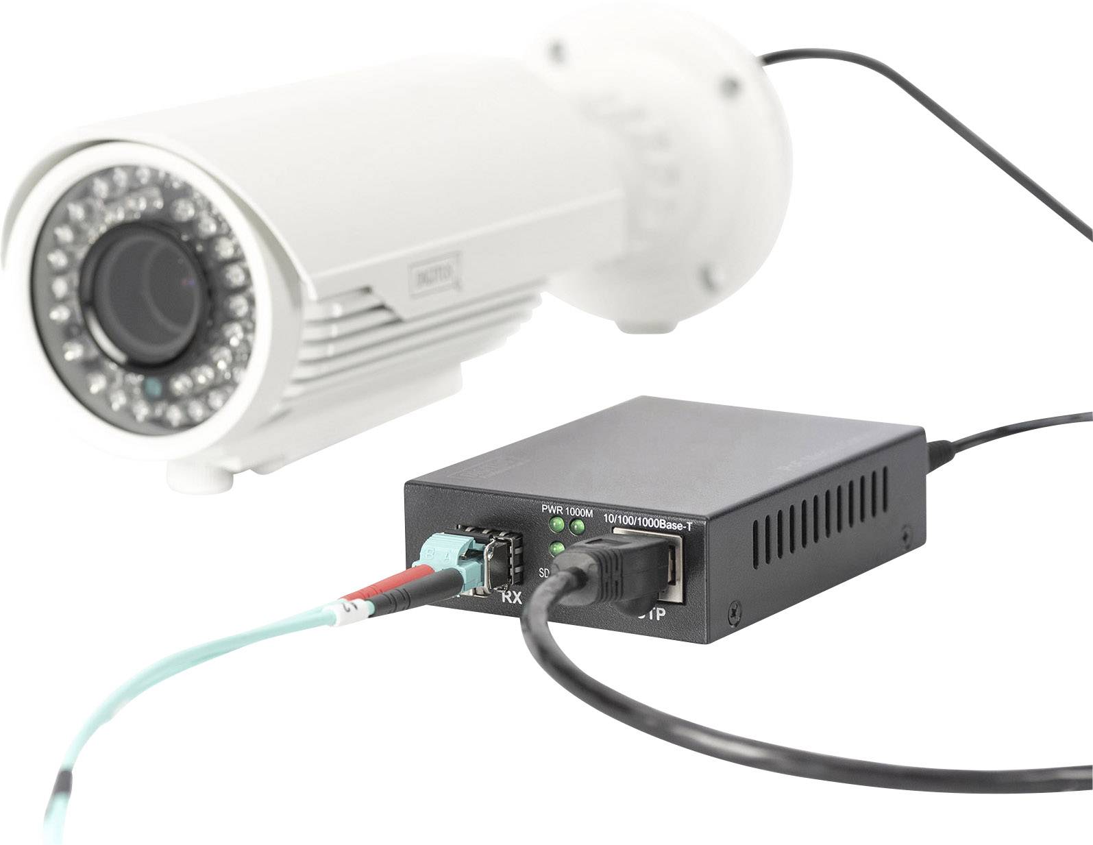 Überwachungskamera mit Kabelverbindungen zu einem schwarzen Netzwerkgerät. Die Kamera ist weiß und zylindrisch.