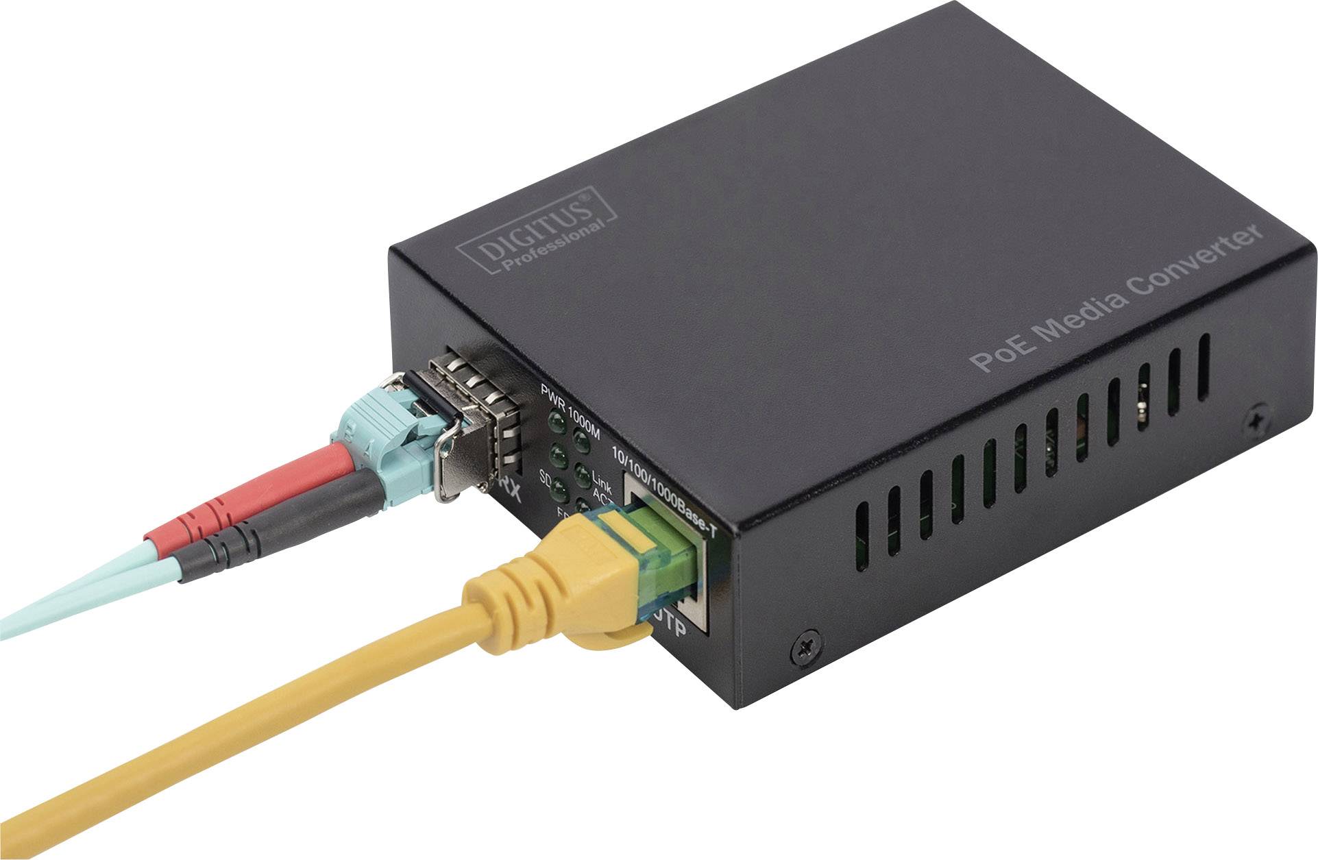 'PoE Media Converter' mit mehreren Kabelverbindungen, einschließlich eines gelben Ethernet-Kabels und zwei Glasfaserkabeln.