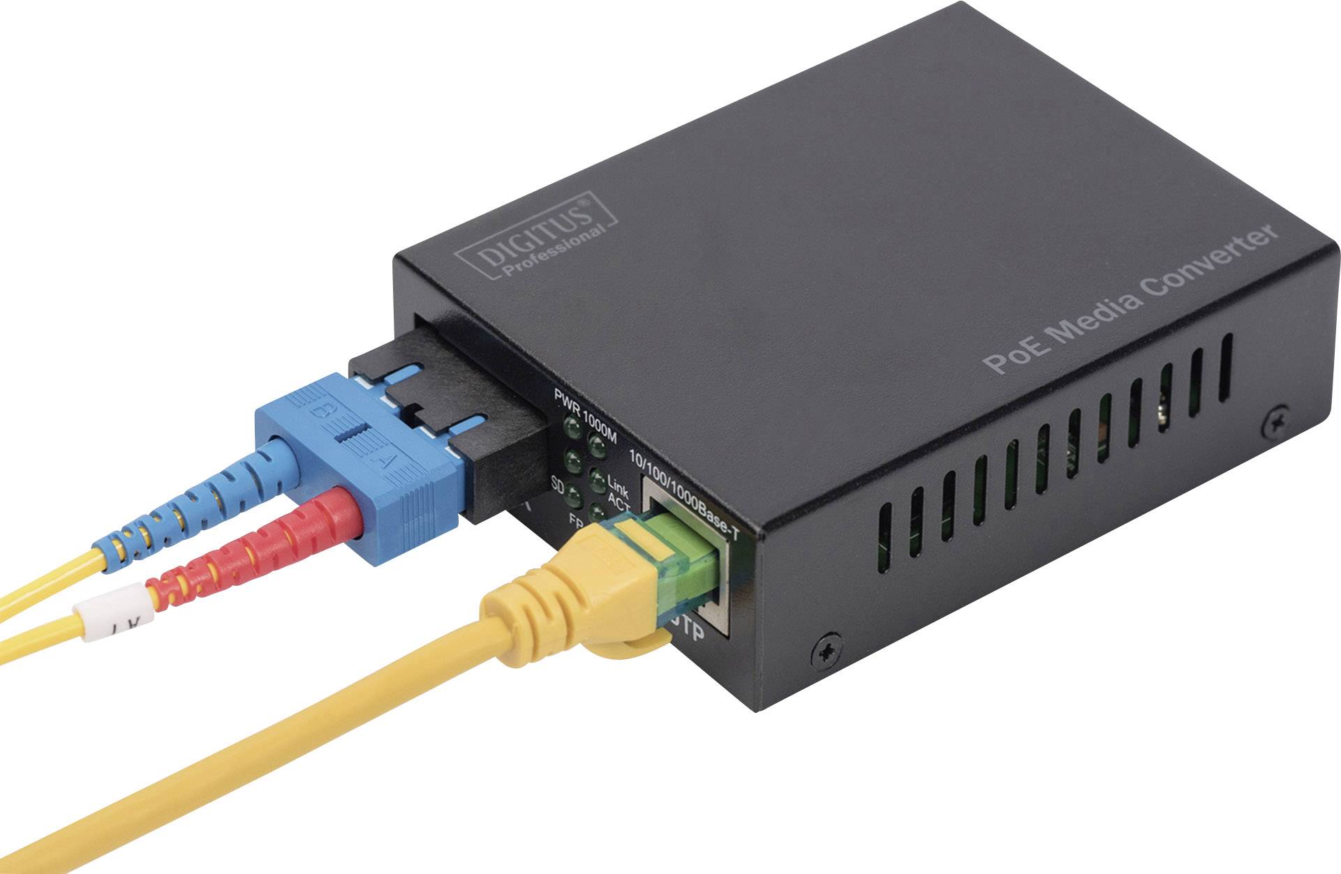 Ein schwarzer PoE-Medienkonverter mit zwei Glasfaserkabeln und einem gelben Ethernet-Kabel ist verbunden.
