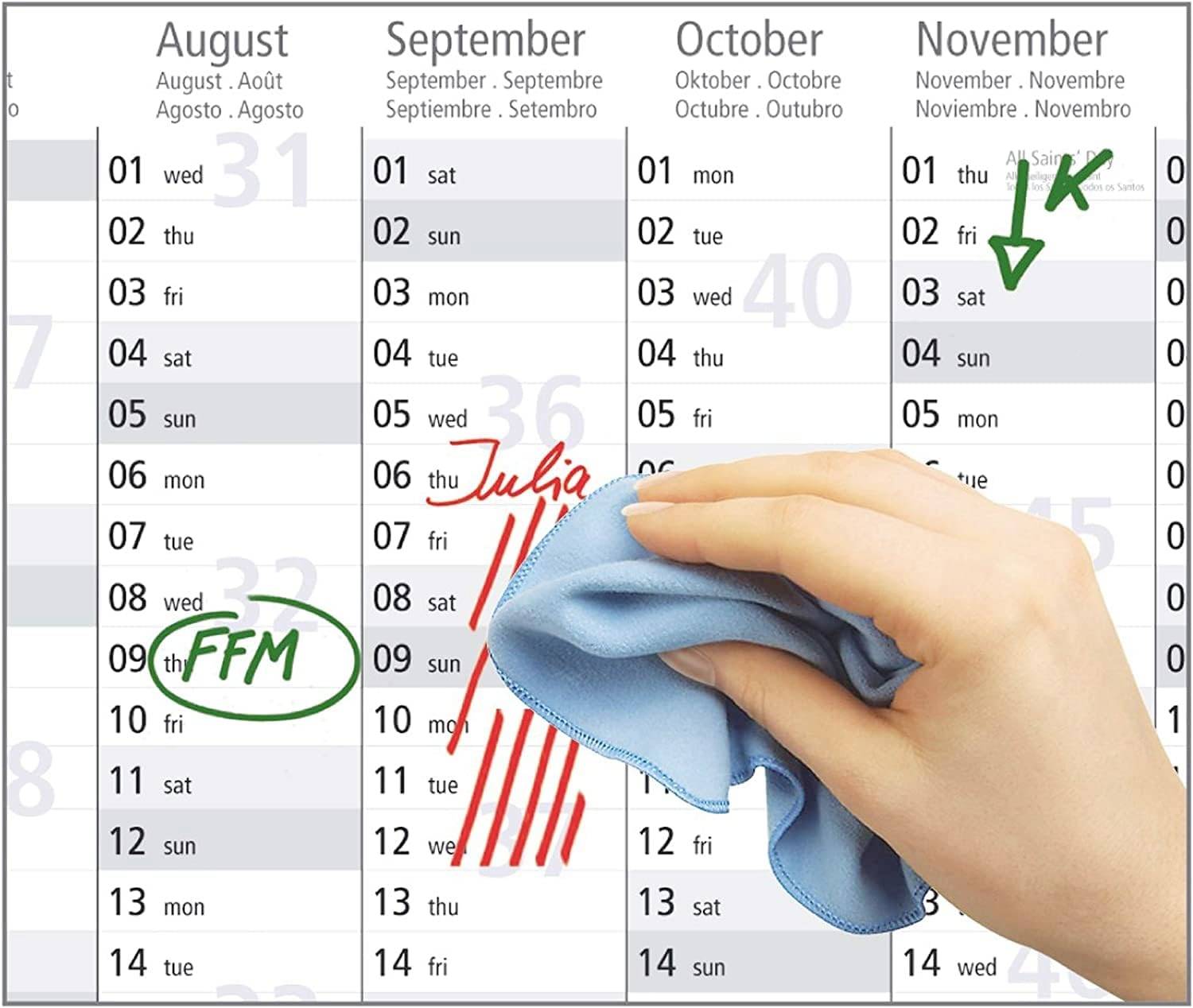 Eine Hand wischt einen Kalender sauber, der die Monate August bis November zeigt. Notizen wie 'FFM' und 'Julia' sind markiert.