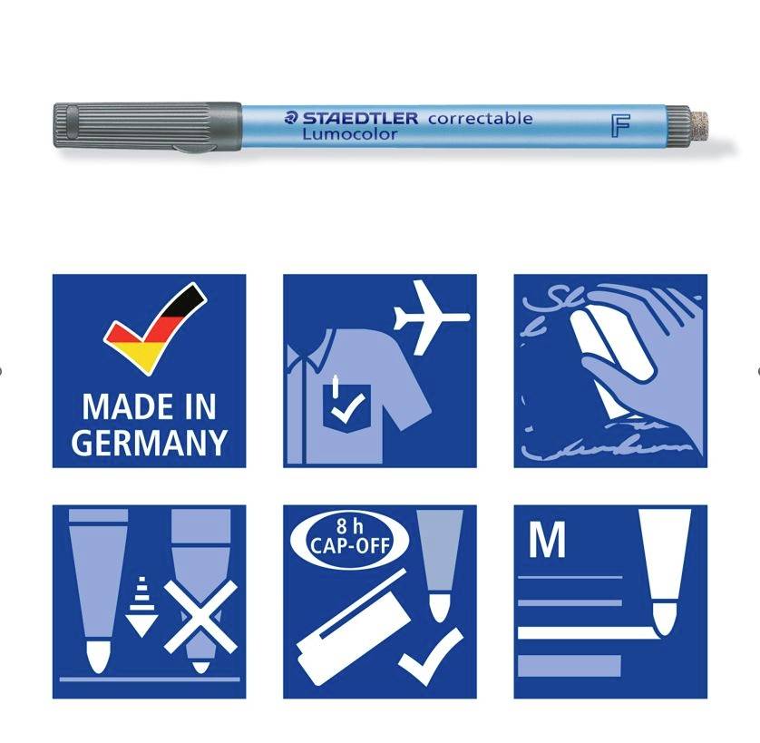 Blauer Staedtler Lumocolor Korrekturstift, hergestellt in Deutschland. Symbole zeigen: Made in Germany, Flugzeug, Abwischfunktion, 8 Stunden Kappen-Off-Zeit, feine Spitze.