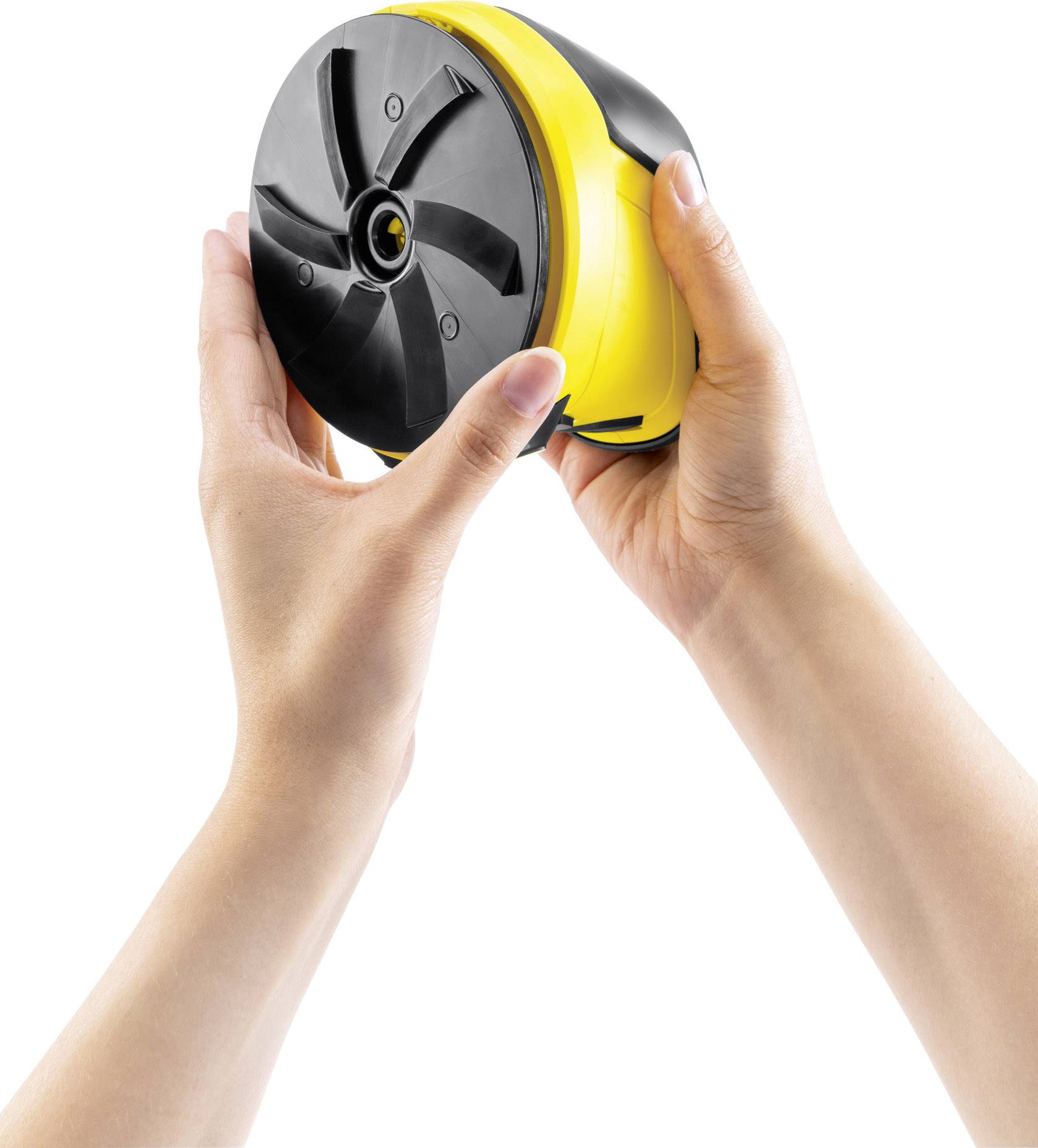 Zwei Hände halten ein gelbes, rundes Gerät mit schwarzem Propeller. Das Gerät scheint tragbar und handlich zu sein.