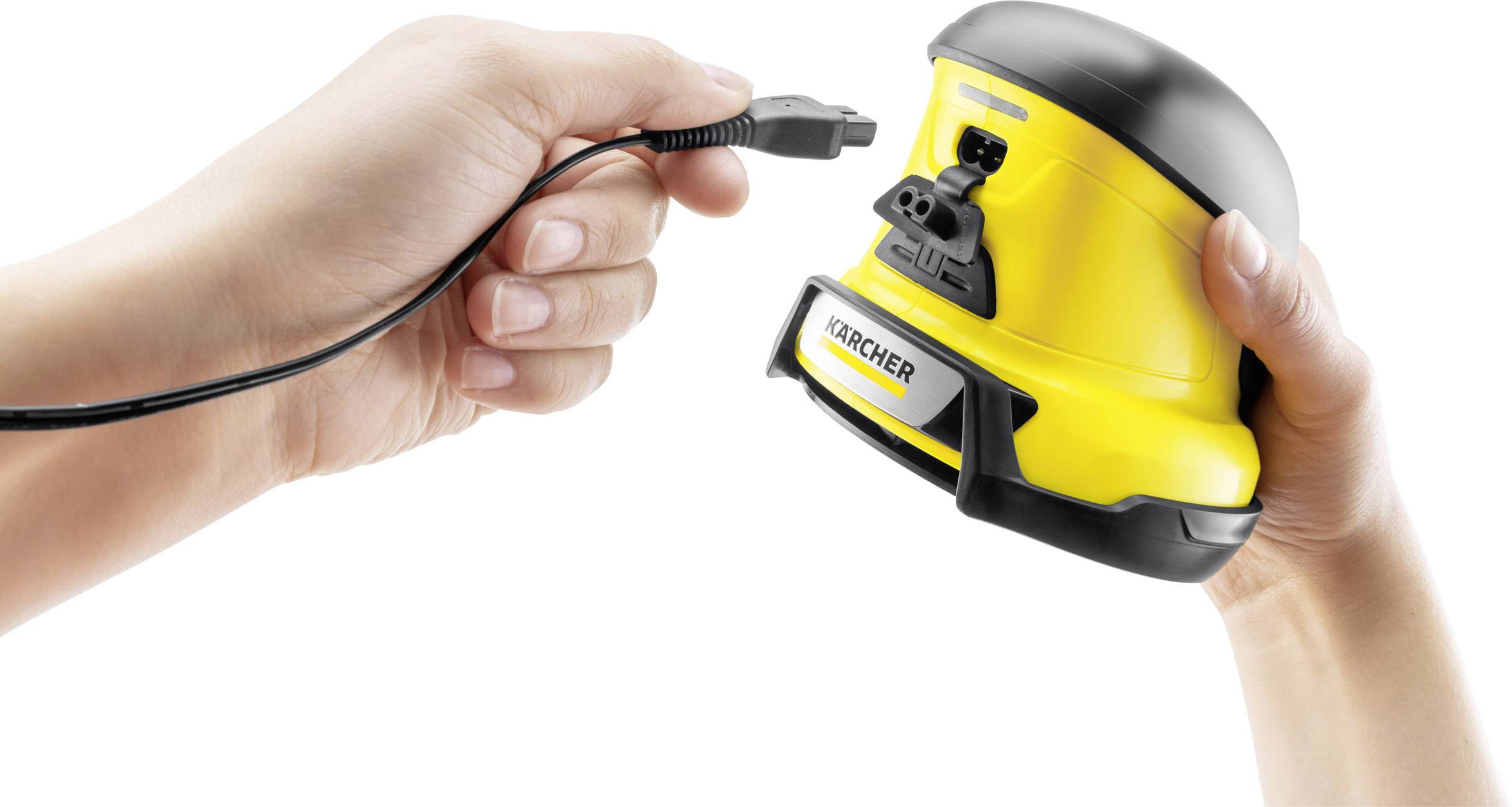 Eine Person verbindet ein schwarzes Kabel mit einem gelben Gerät von Kärcher, das zum Reinigen verwendet wird.