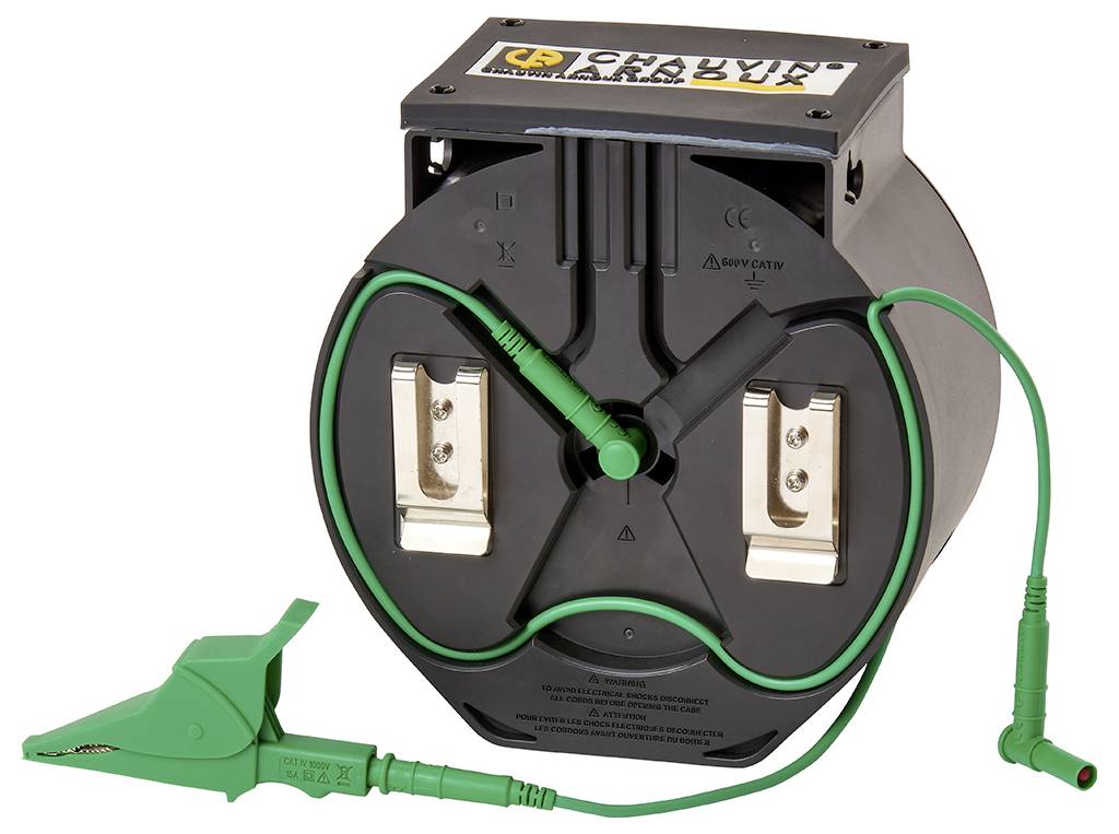 Ein schwarzer, runder Schutzleiterwiderstandsadapter mit grünem Kabel und Klemme für Messungen in elektrischen Systemen.